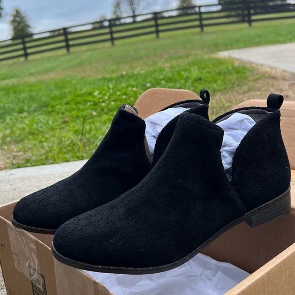 Dr. Scholl’s “Be Energized” Suede Ankle Booties – Black – Size 8W - Picture 2 of 7